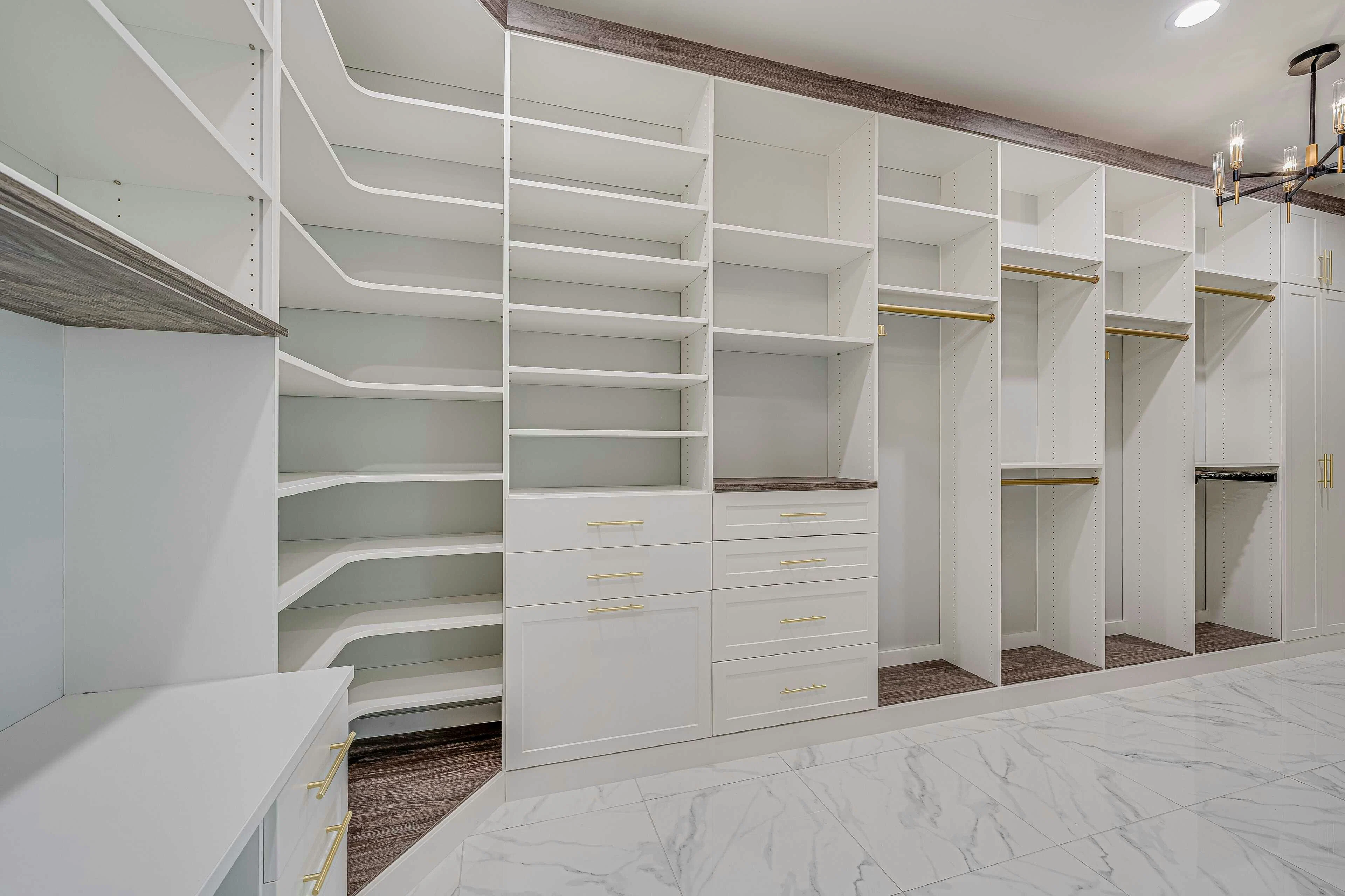 Strand Sand Dollar Grande Model Master Closet