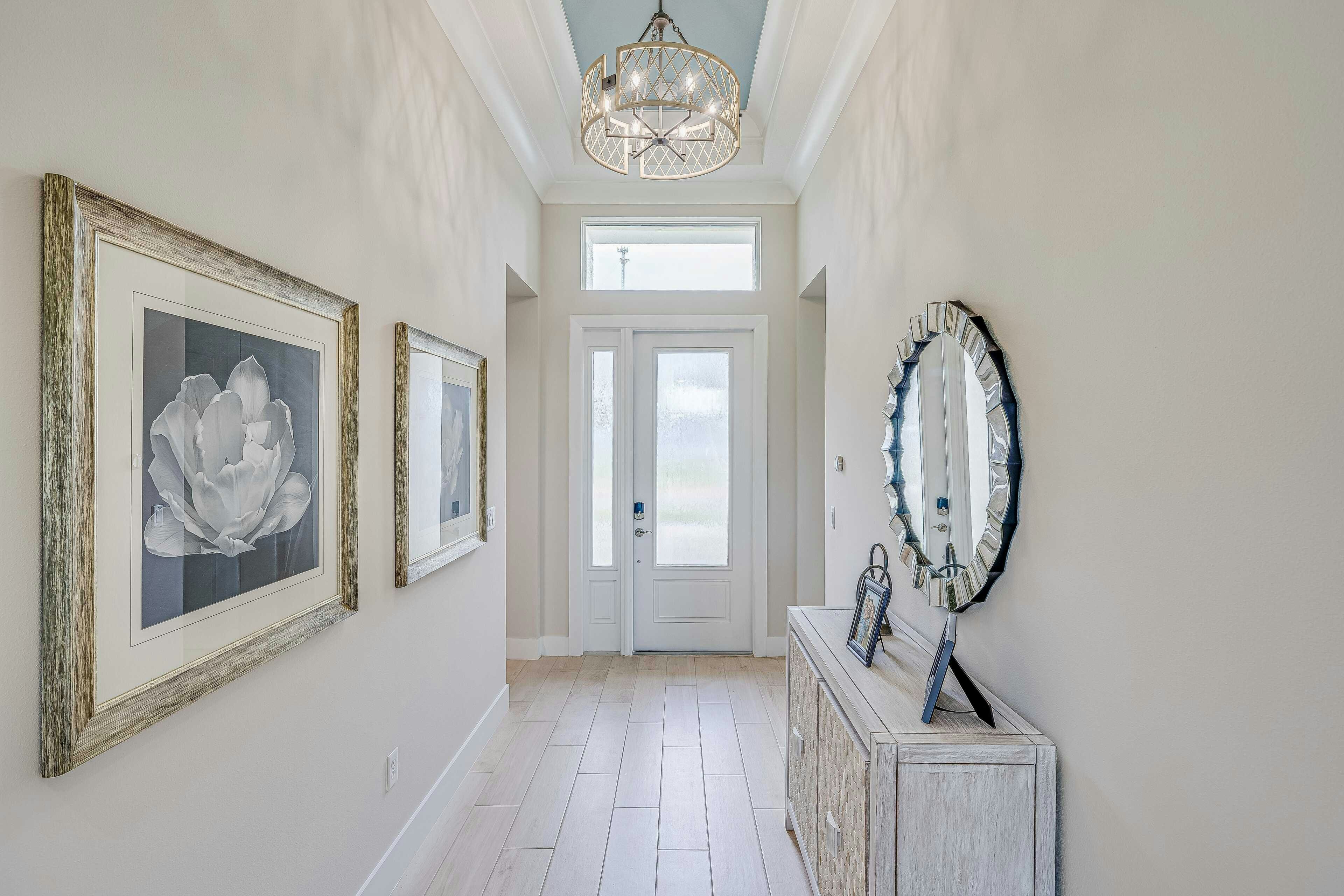 Foyer | Aurora 25