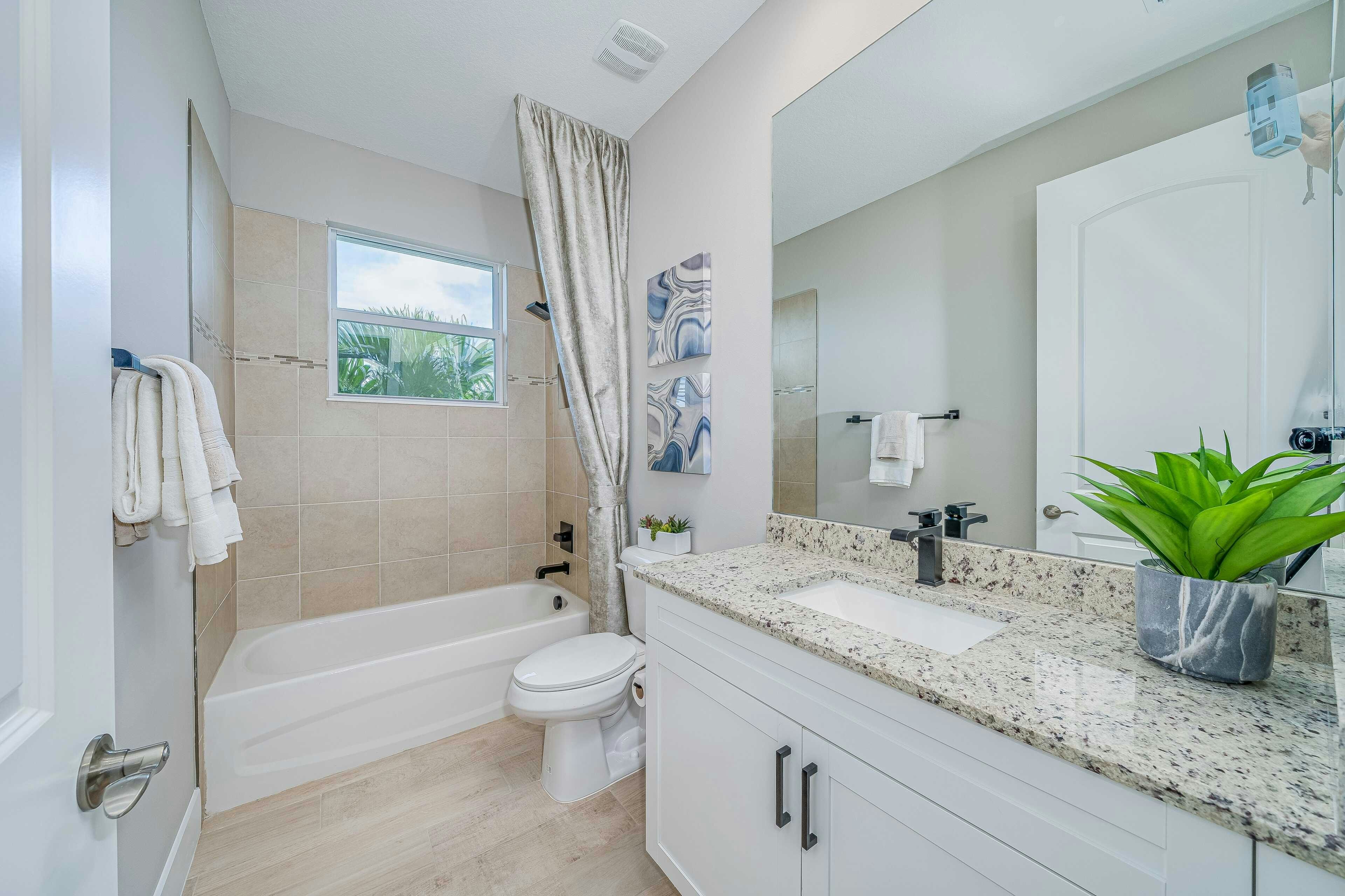 Secondary Bath | Aurora 25