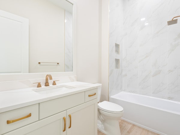 Bath 2 | 109 SE Via Verona Bath 2 | 109 SE Via Verona