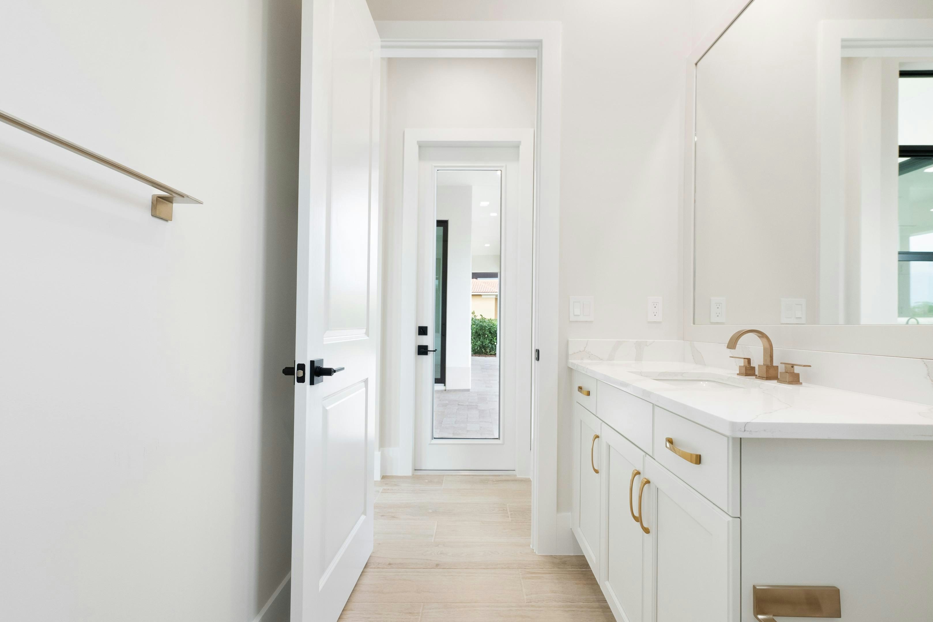 Cabana Bath | 109 SE Via Verona