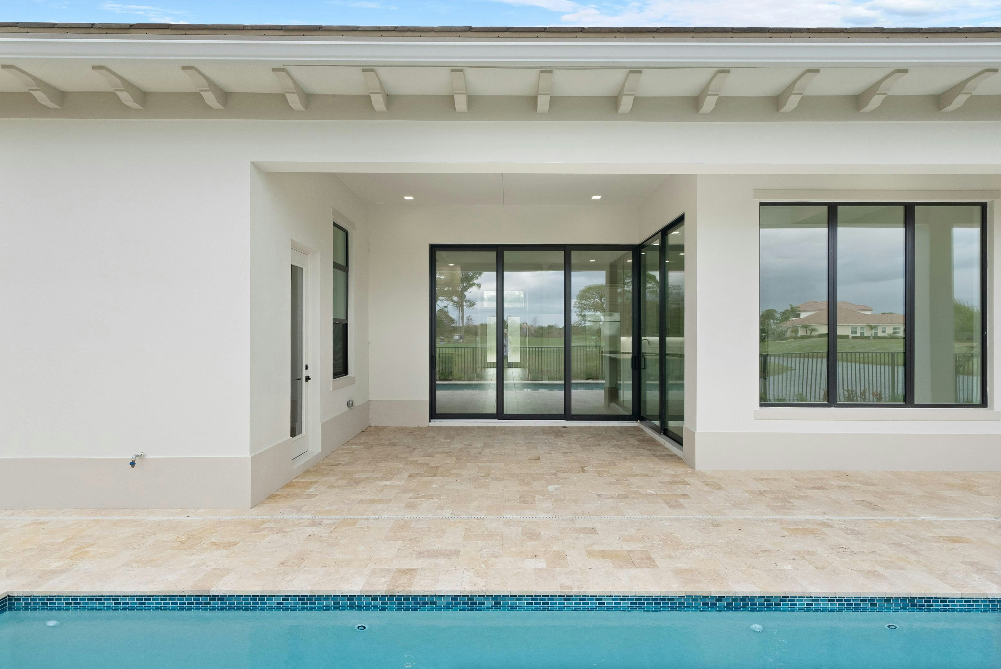 Lanai | 109 SE Via Verona