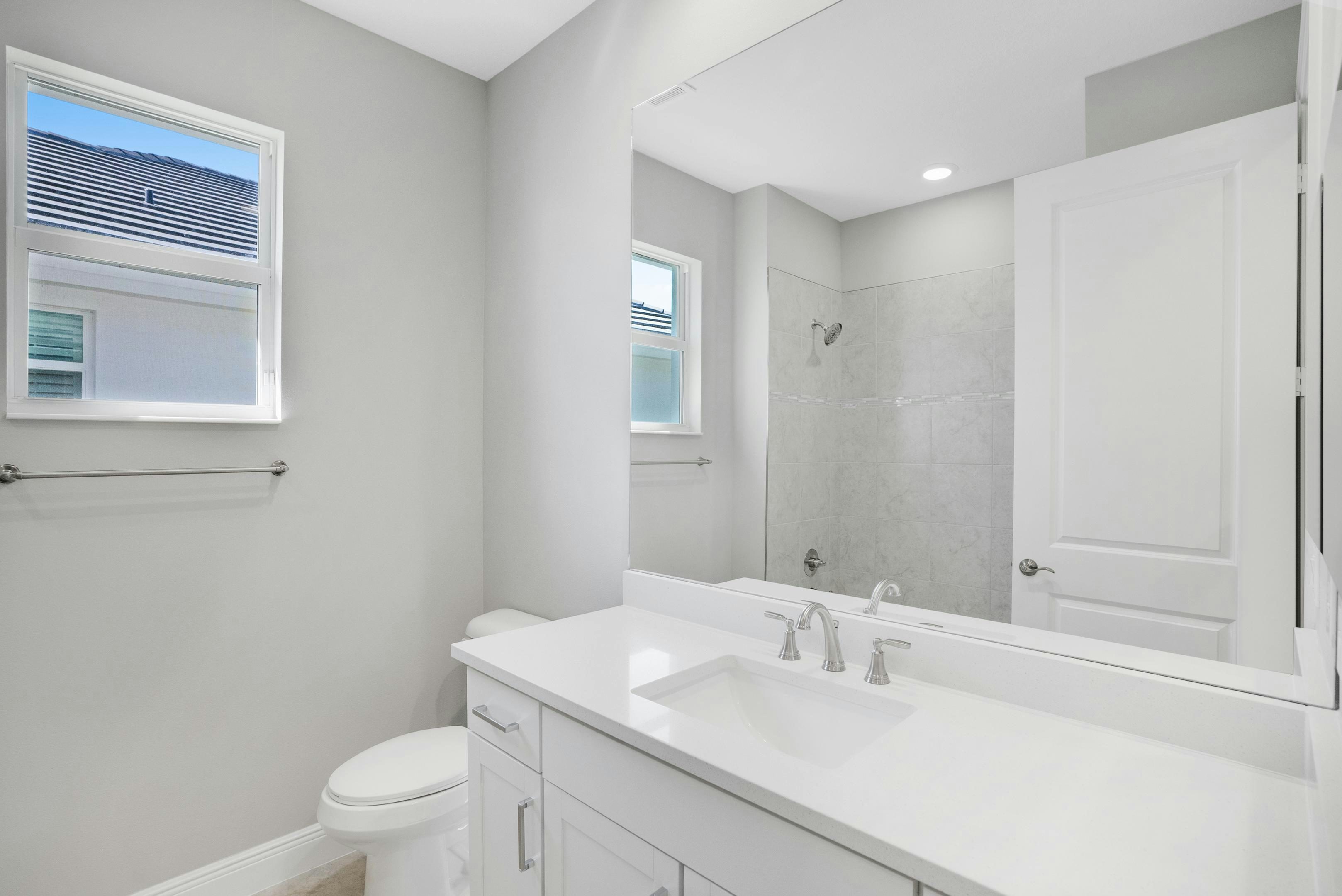 Secondary Bath | 12446 SW Sunrise Lake Terrace