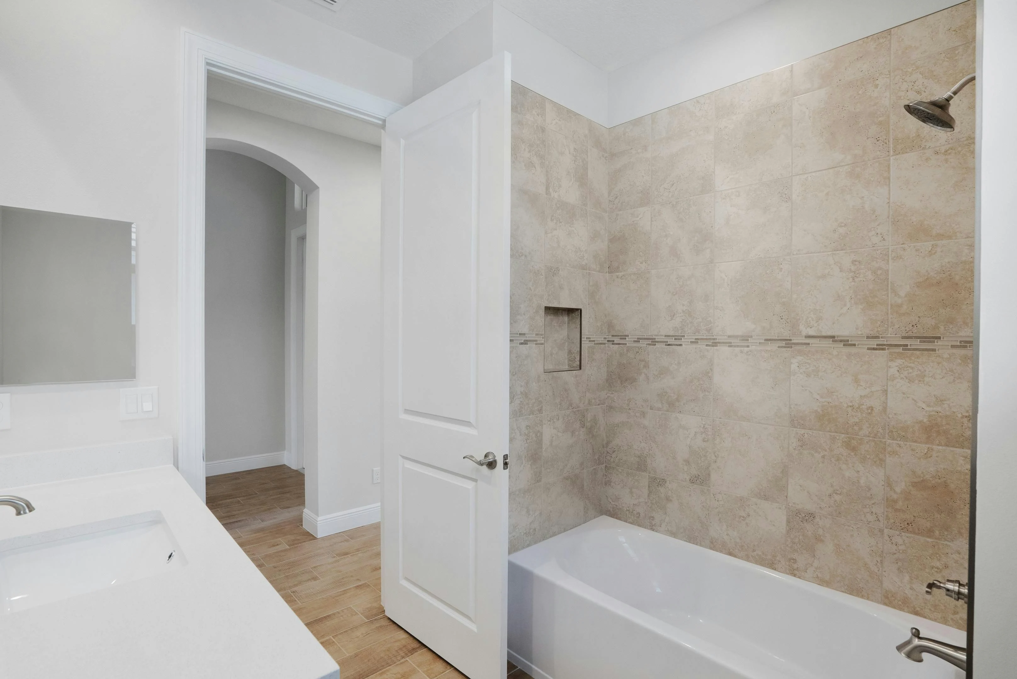 Secondary Bath | 12465 SW Sunrise Lake Terrace