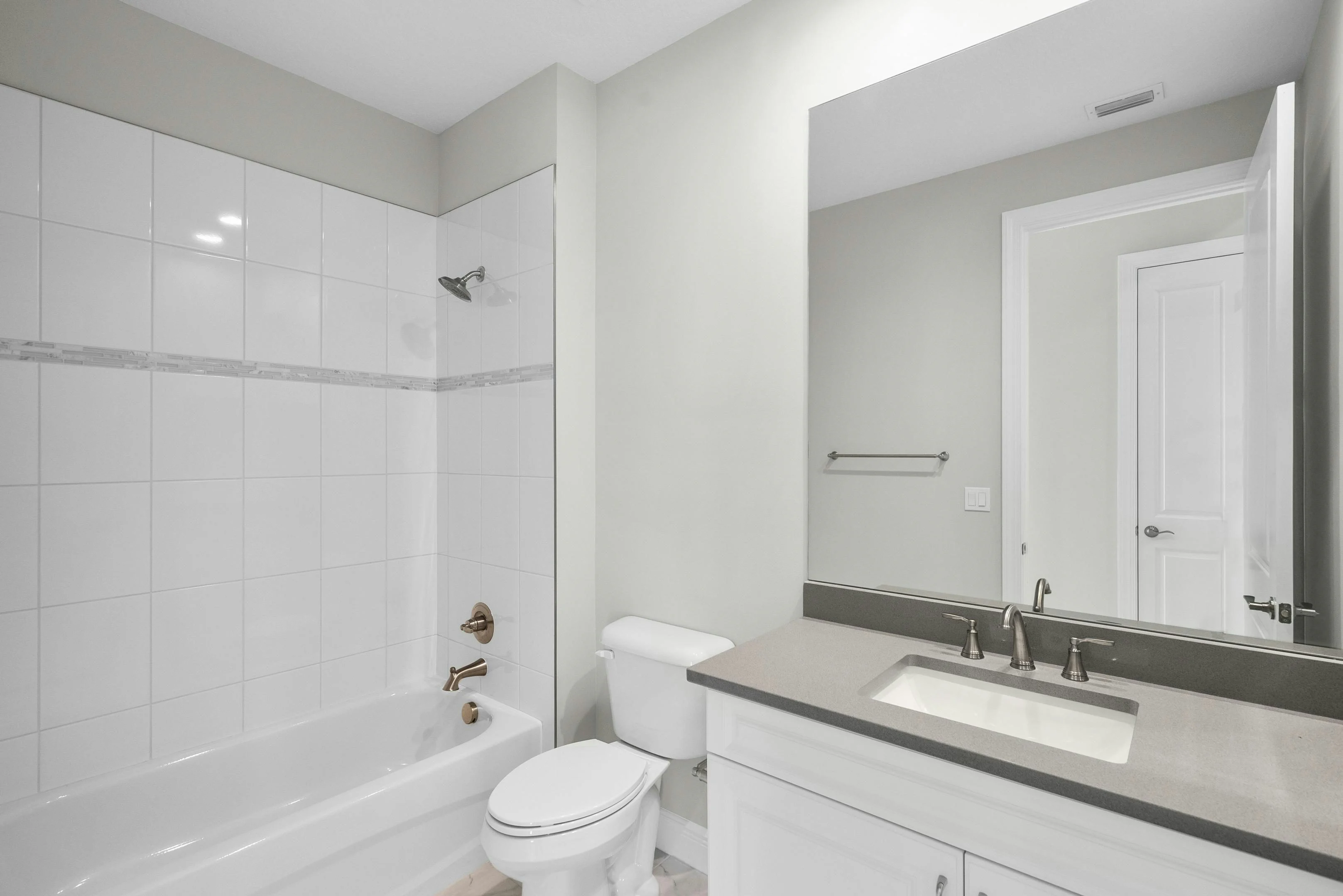 Secondary Bath | 12476 SW Sunrise Lake Terrace