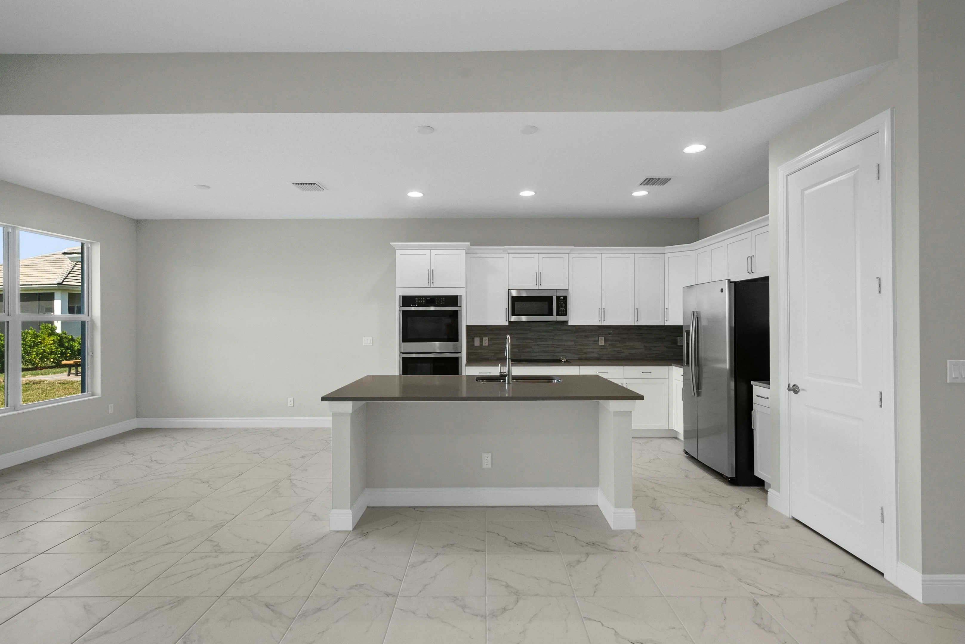 Kitchen Island and Dining | 12476 SW Sunrise Lake Terrace