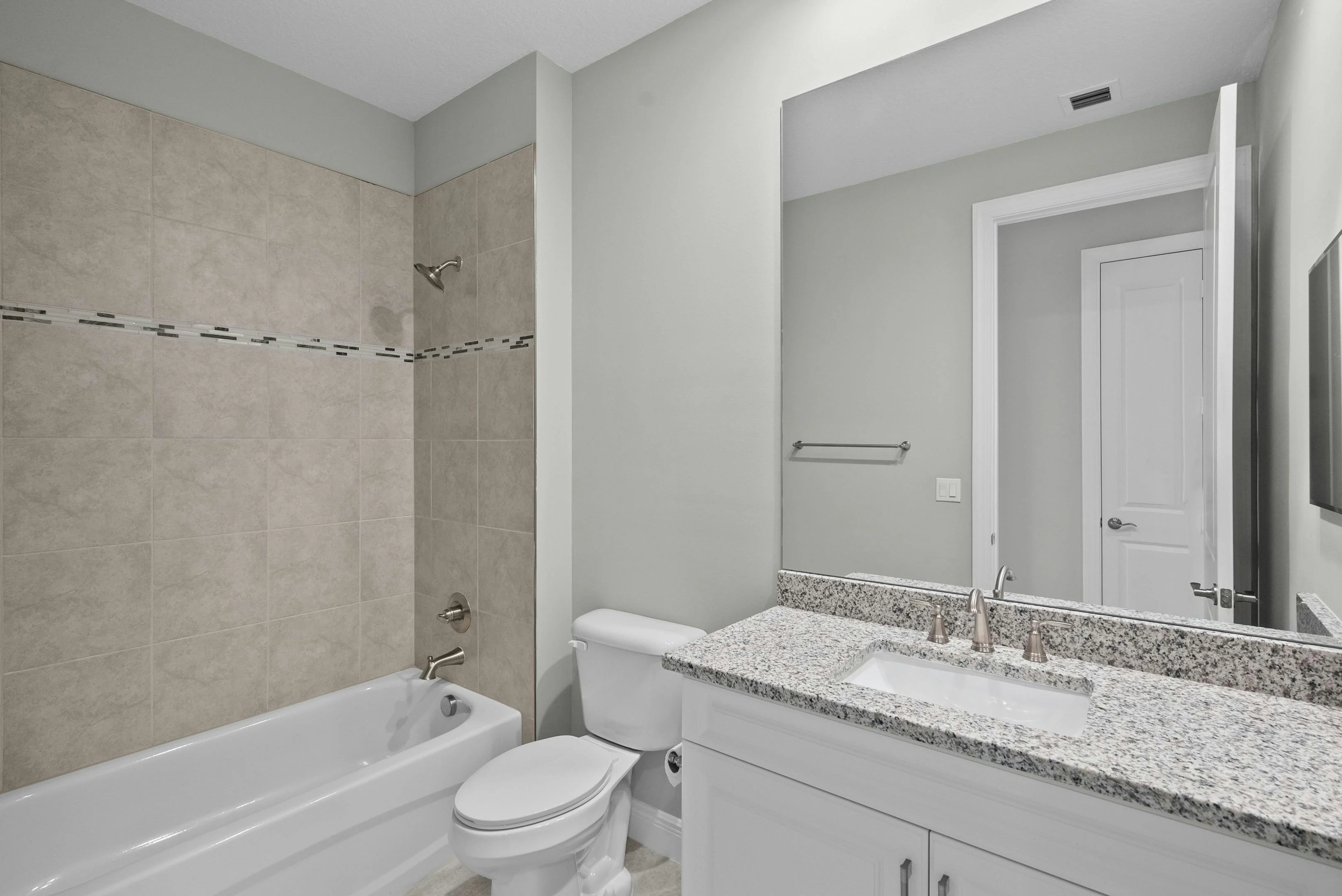 Secondary Bath | 12488 SW Sunrise Lake Terrace