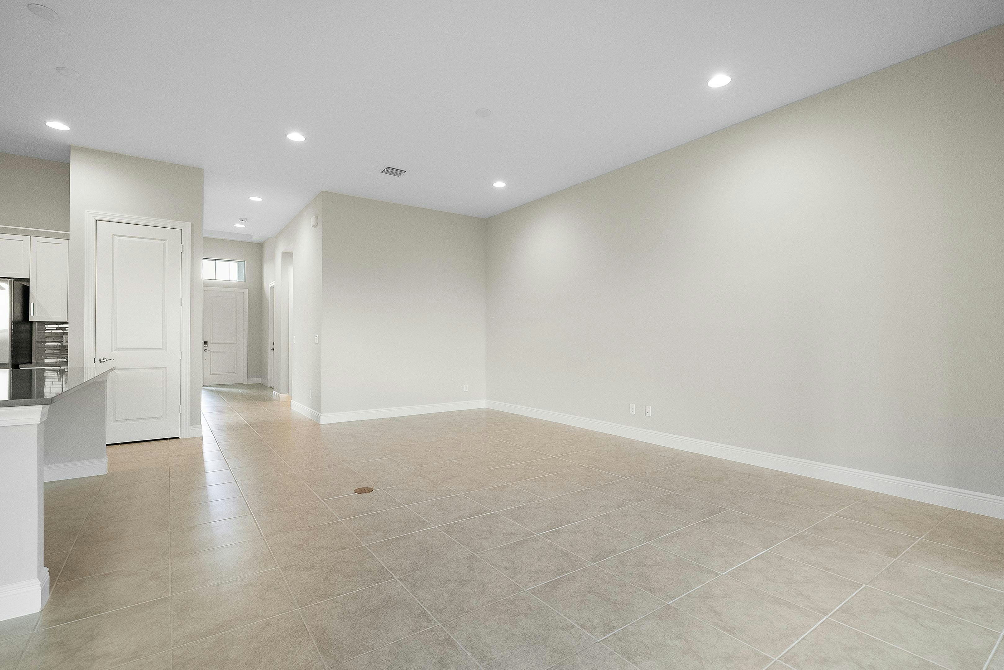 Great Room | 12507 SW Sunrise Lake Terrace