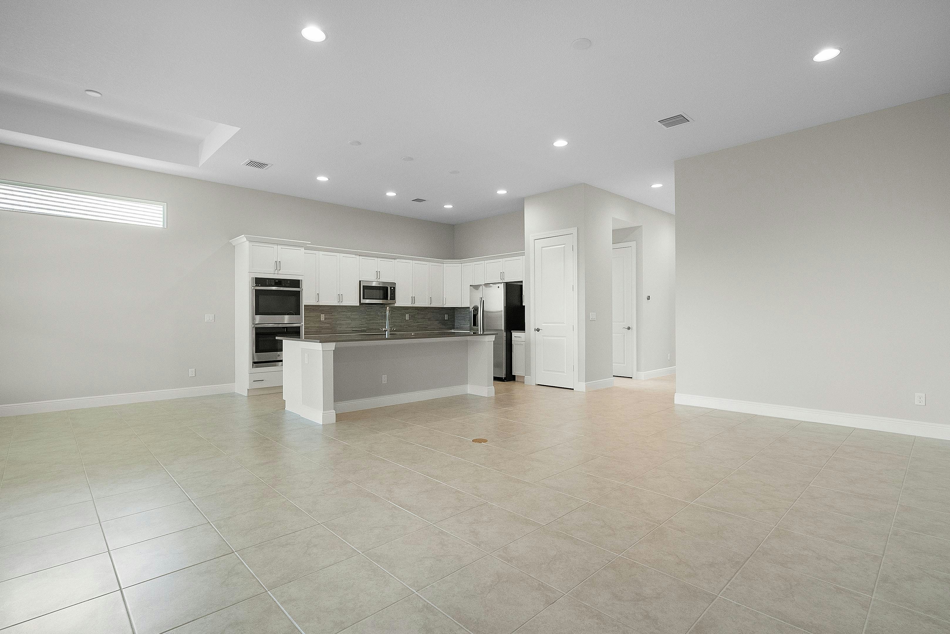 Great Room to Kitchen | 12507 SW Sunrise Lake Terrace