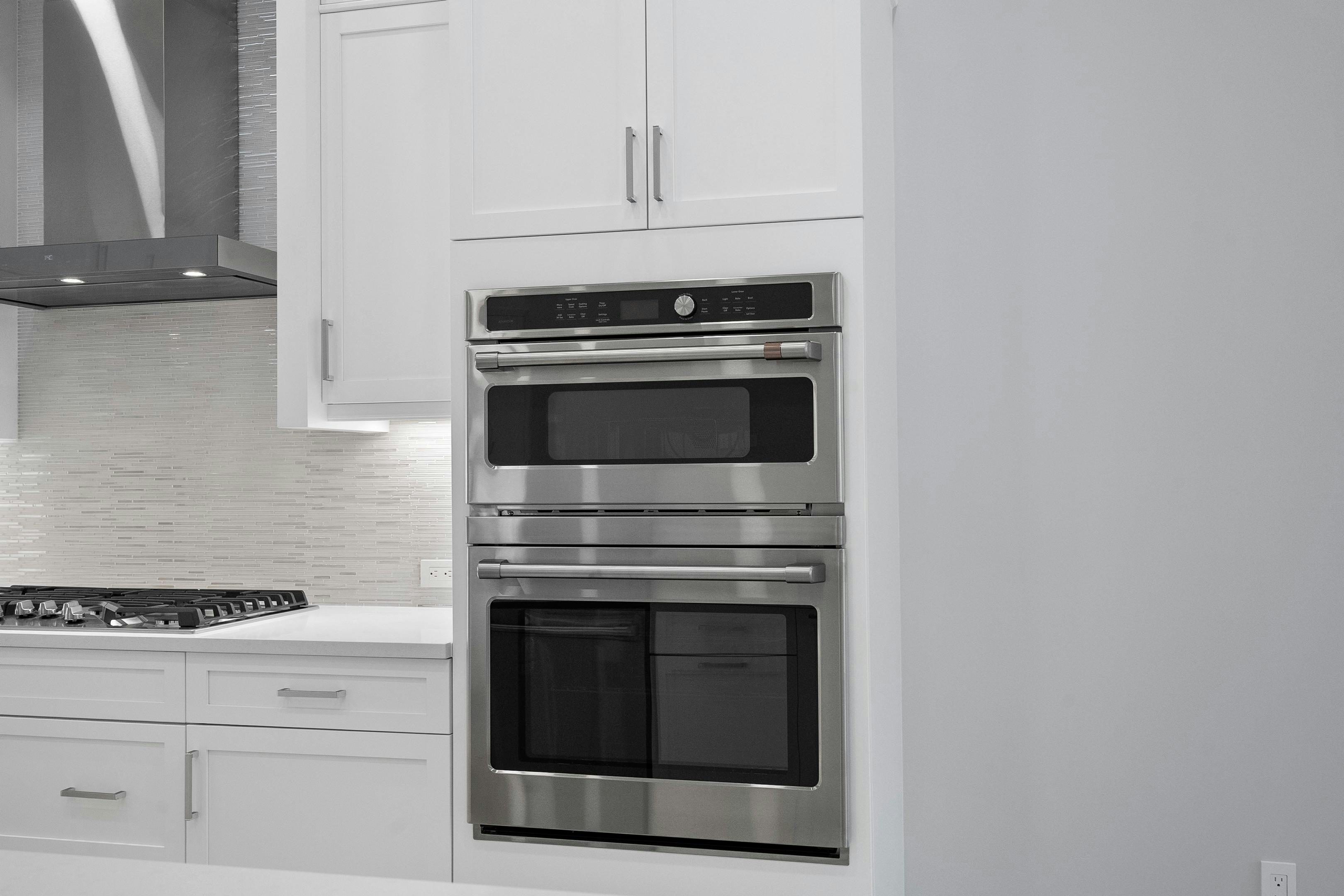 Kitchen Cook Wall | 129 Strand Drive