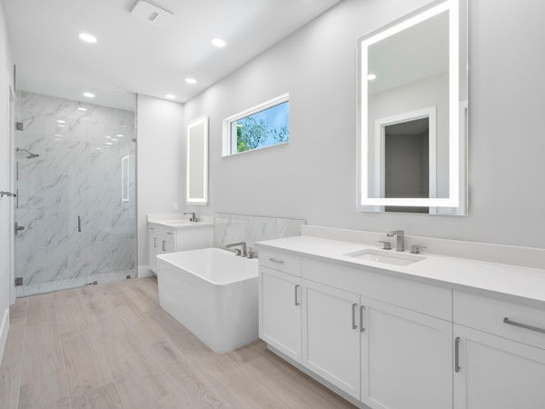 Master Bath | 129 Strand Drive Master Bath | 129 Strand Drive