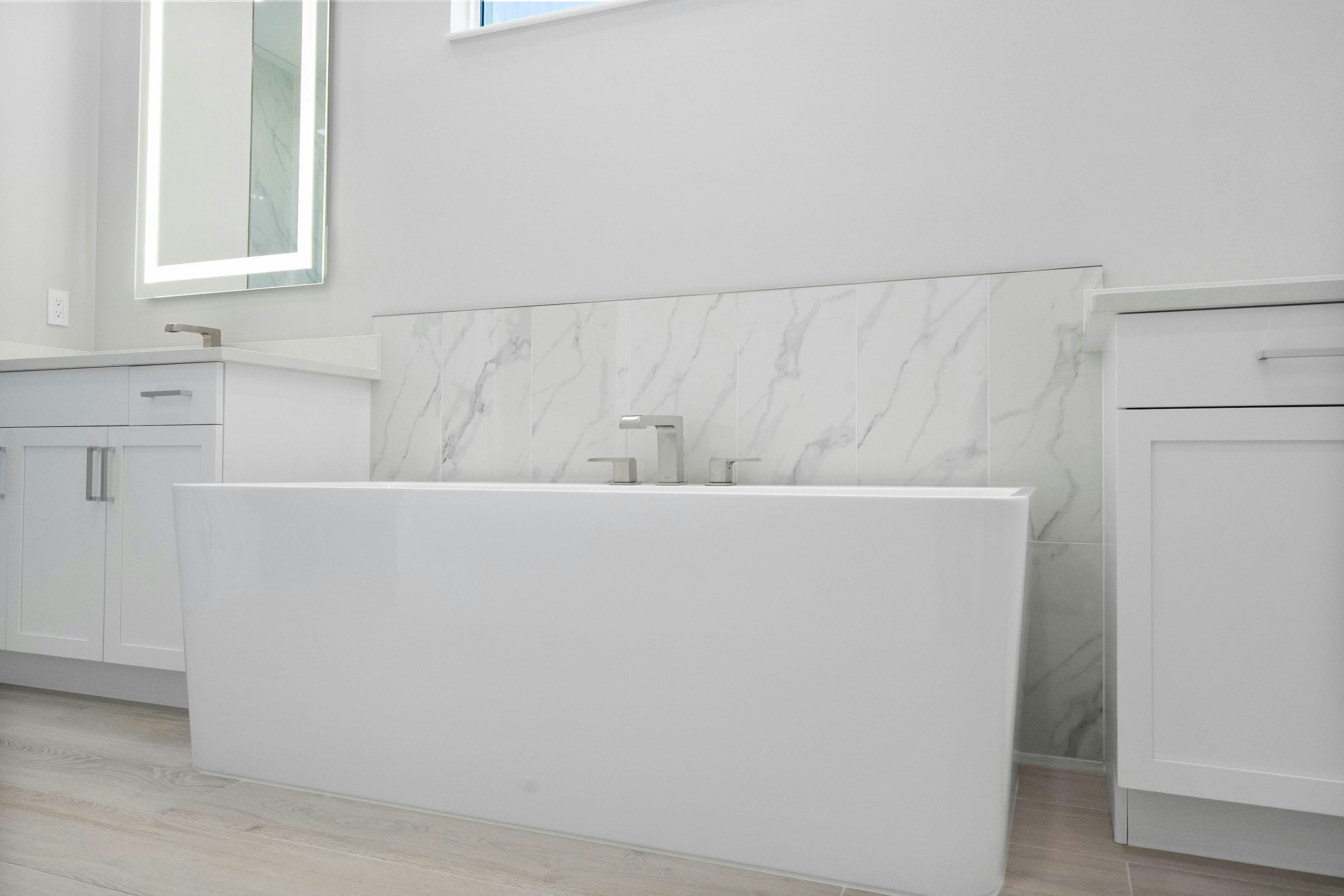 Master Bath Tub | 129 Strand Drive