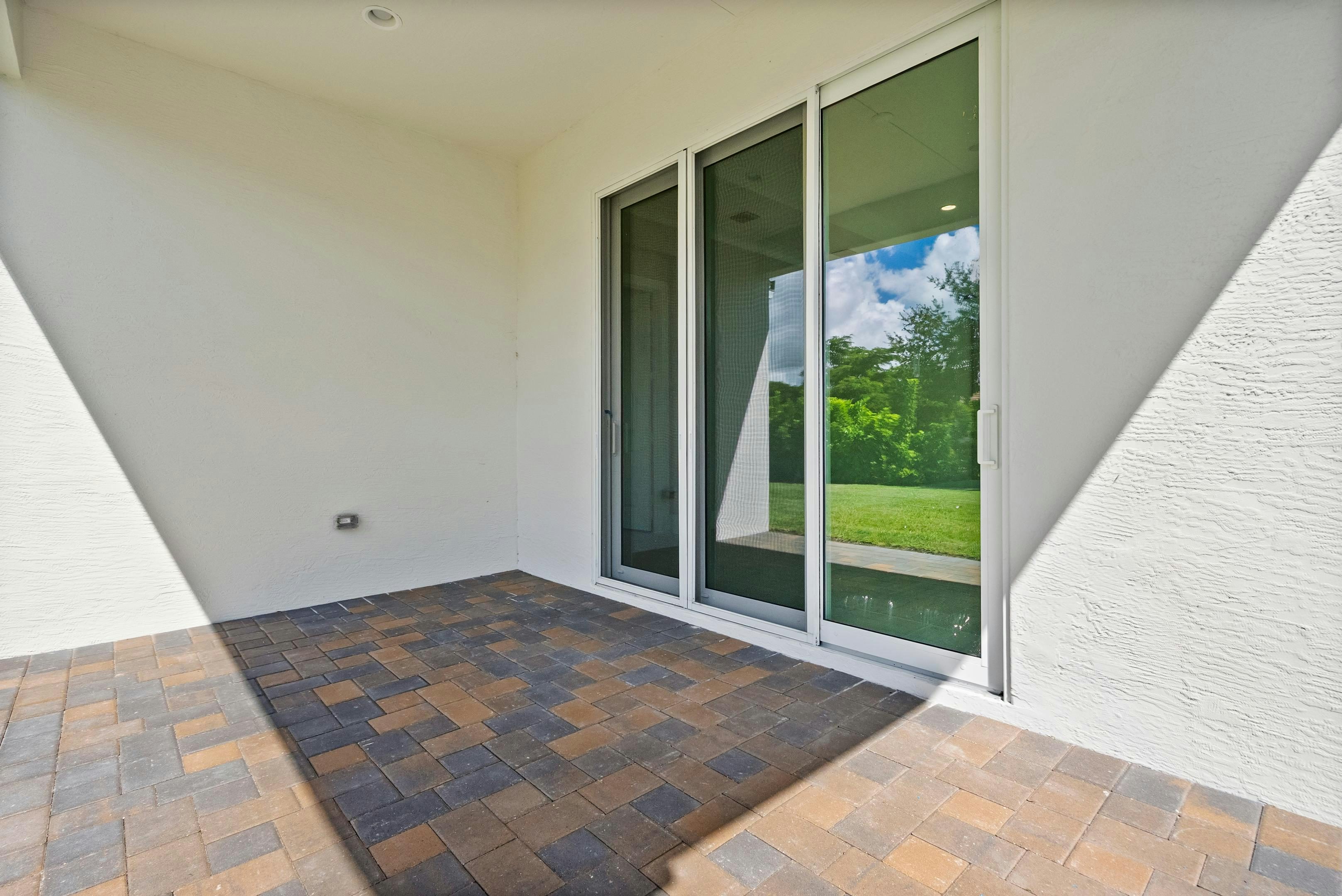 Lanai | 2147 Falls Manor