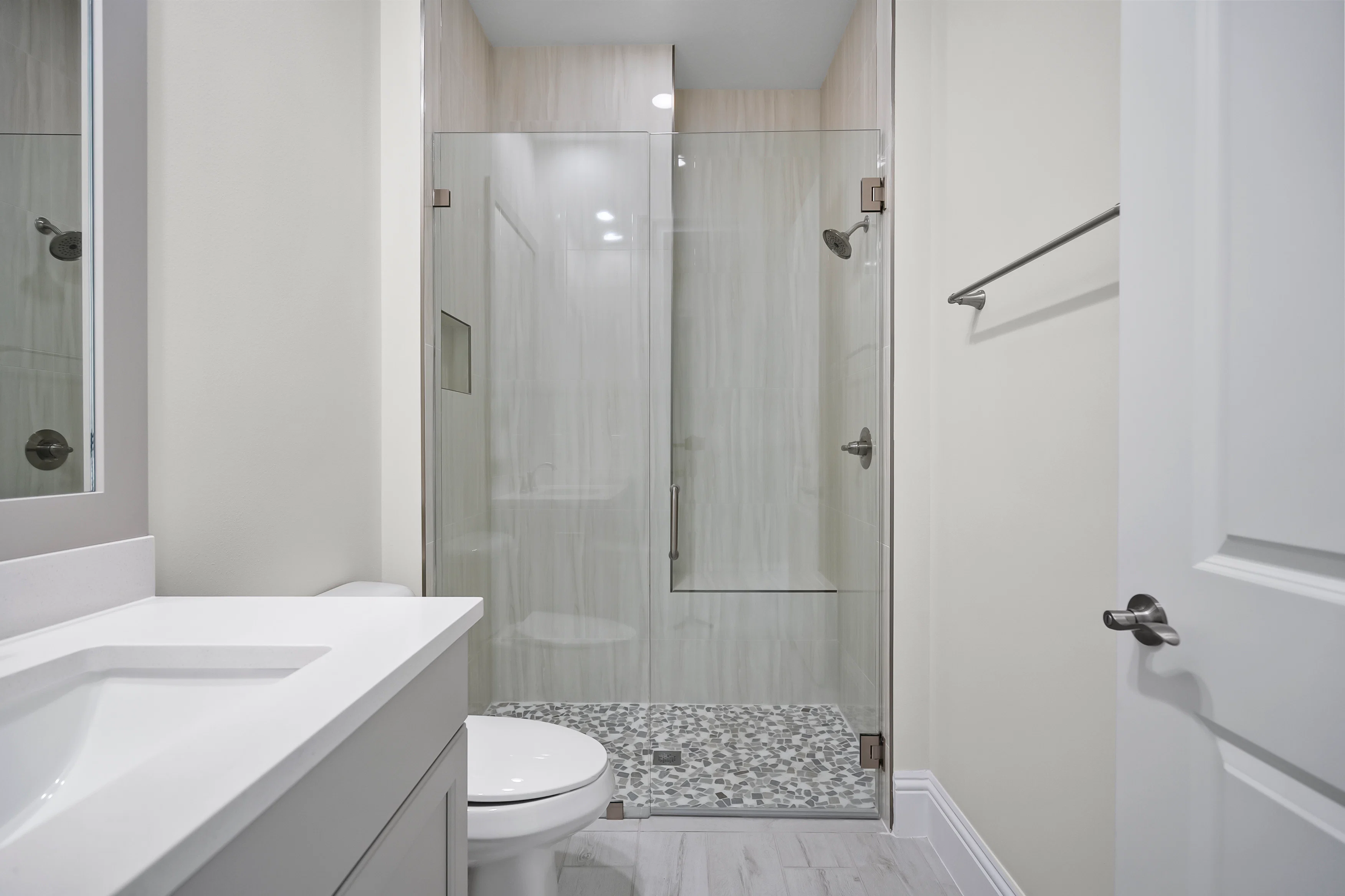 Bath 2 | 4232 Montagu Ave