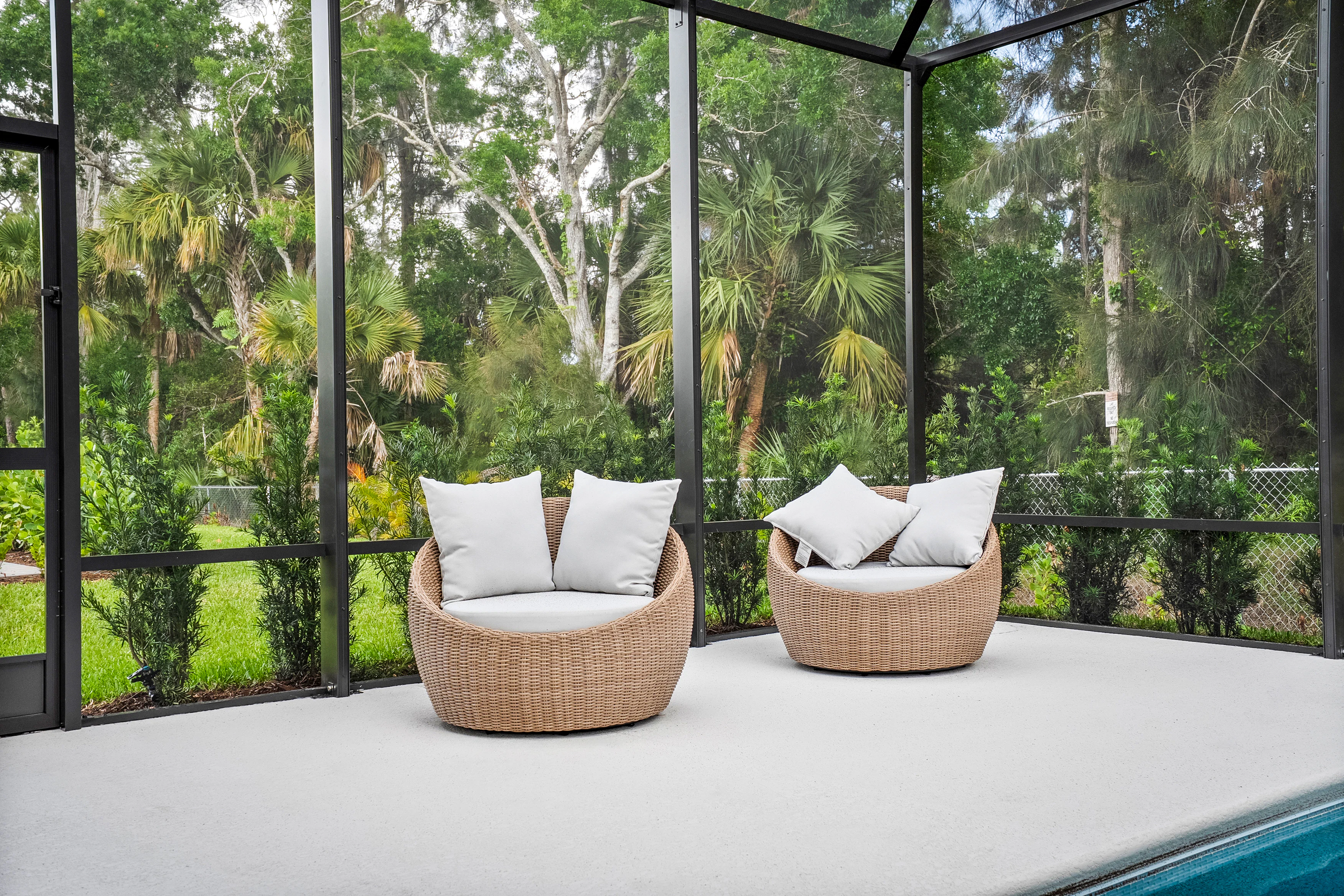 Pool Deck Seating | Irvine Grande