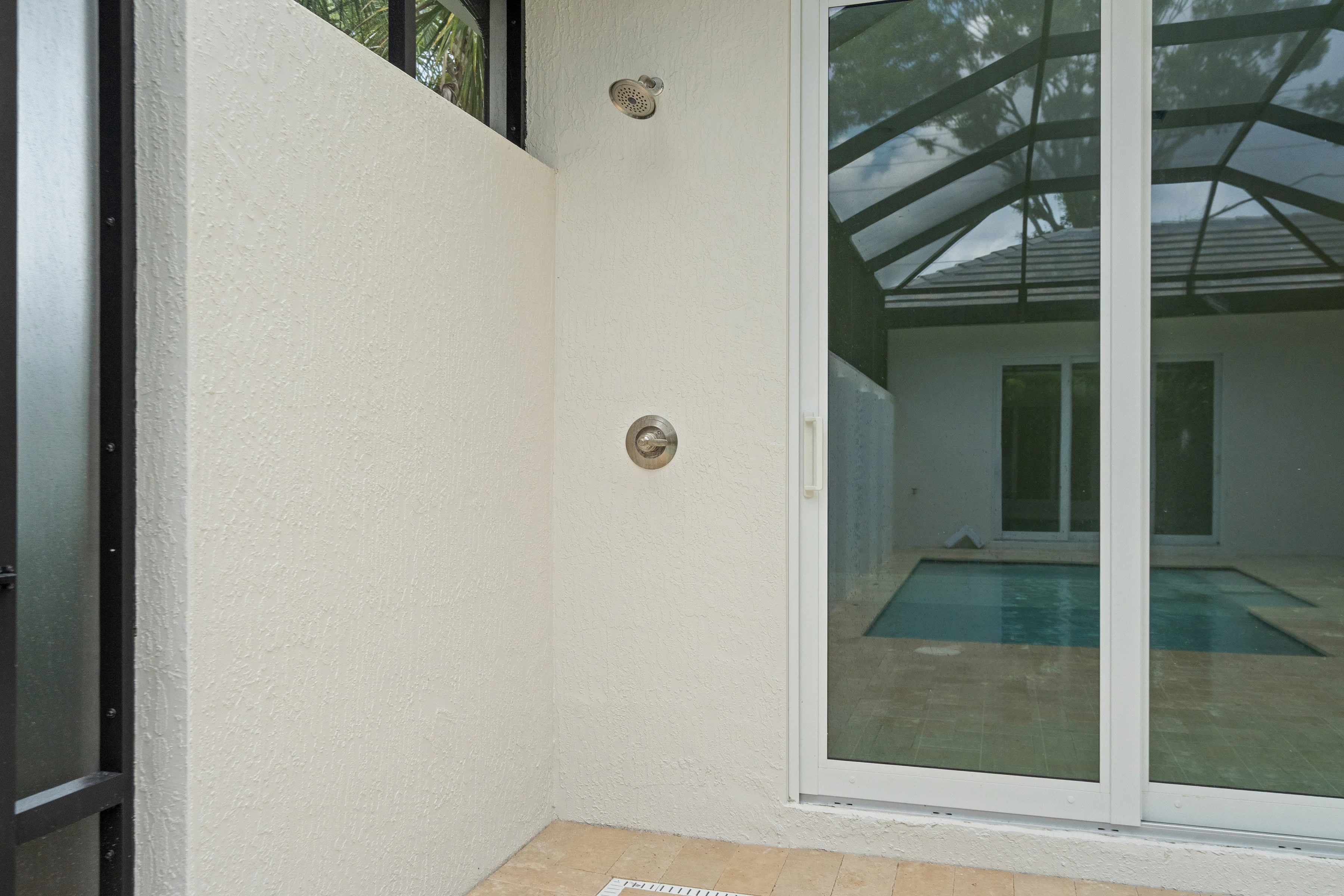 Outdoor Shower | 4133 Lucaya Pointe Way