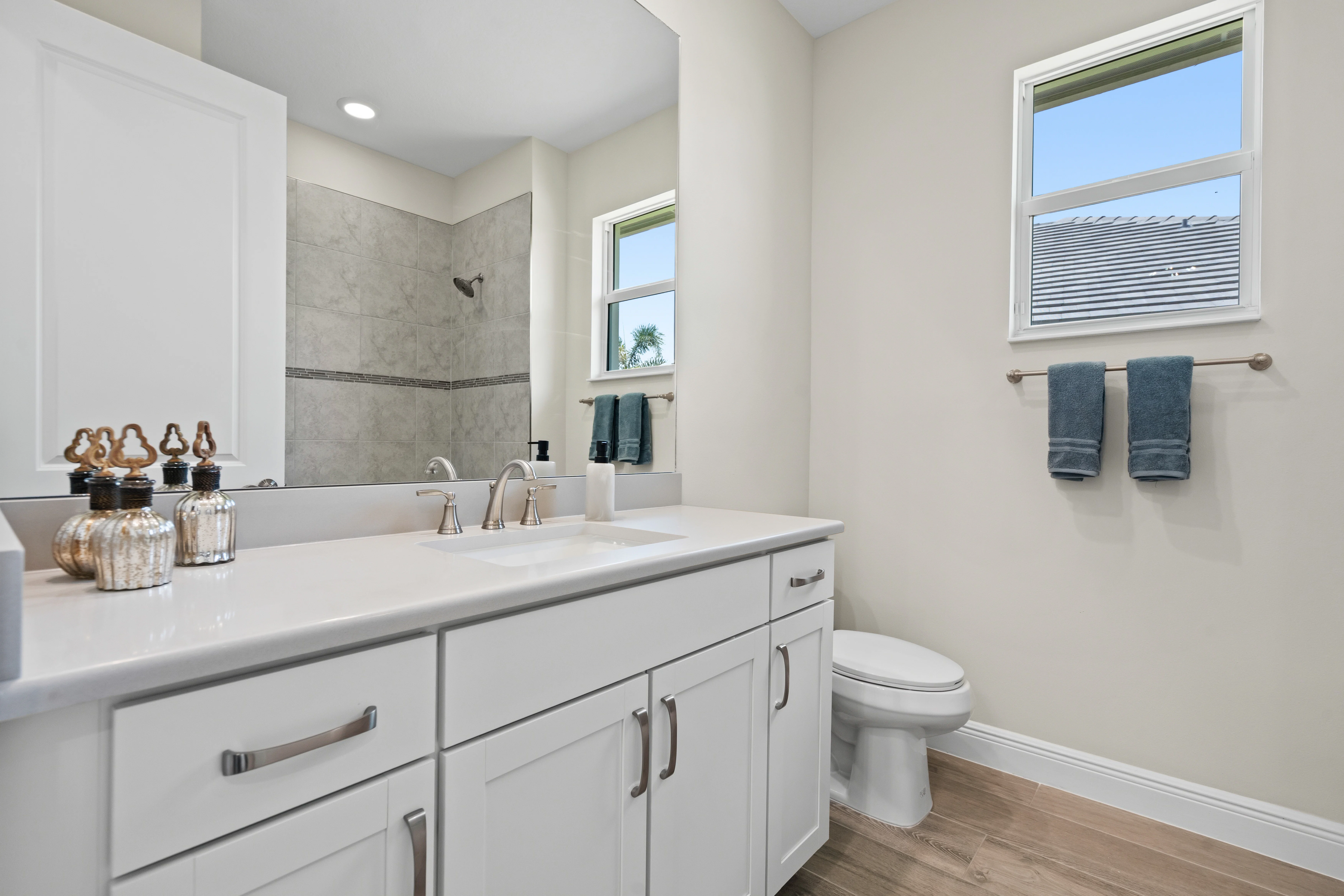 Secondary Bath | 12501 SW Sunset Lake Terrace